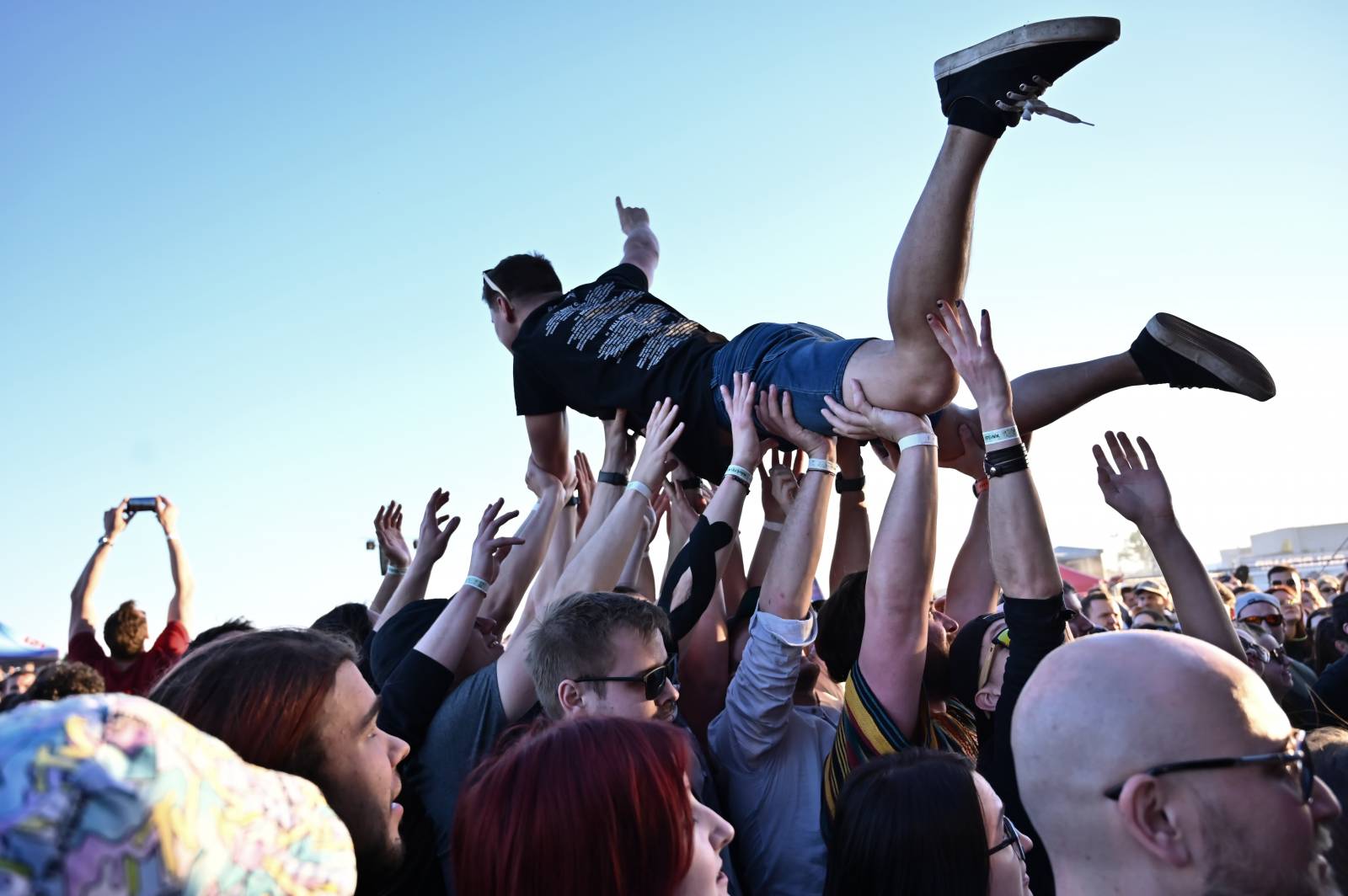 Pražský Majáles: Program uzavírali Chinaski, Mirai zpíval o dlouhých nohách šestnáctileté fanynky