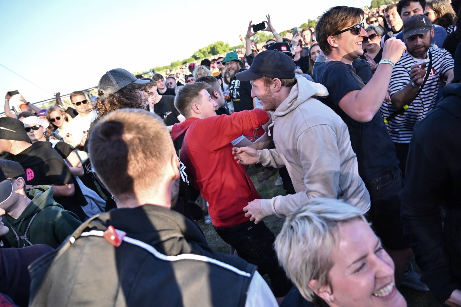 Pražský Majáles: Program uzavírali Chinaski, Mirai zpíval o dlouhých nohách šestnáctileté fanynky