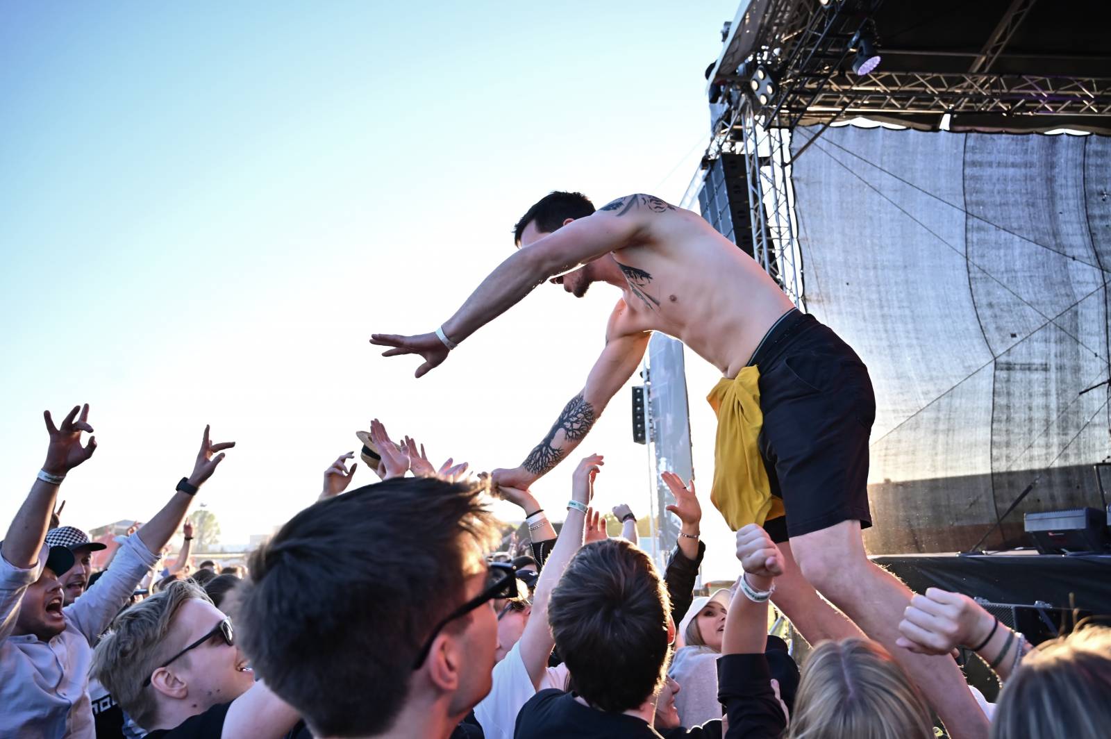 Pražský Majáles: Program uzavírali Chinaski, Mirai zpíval o dlouhých nohách šestnáctileté fanynky