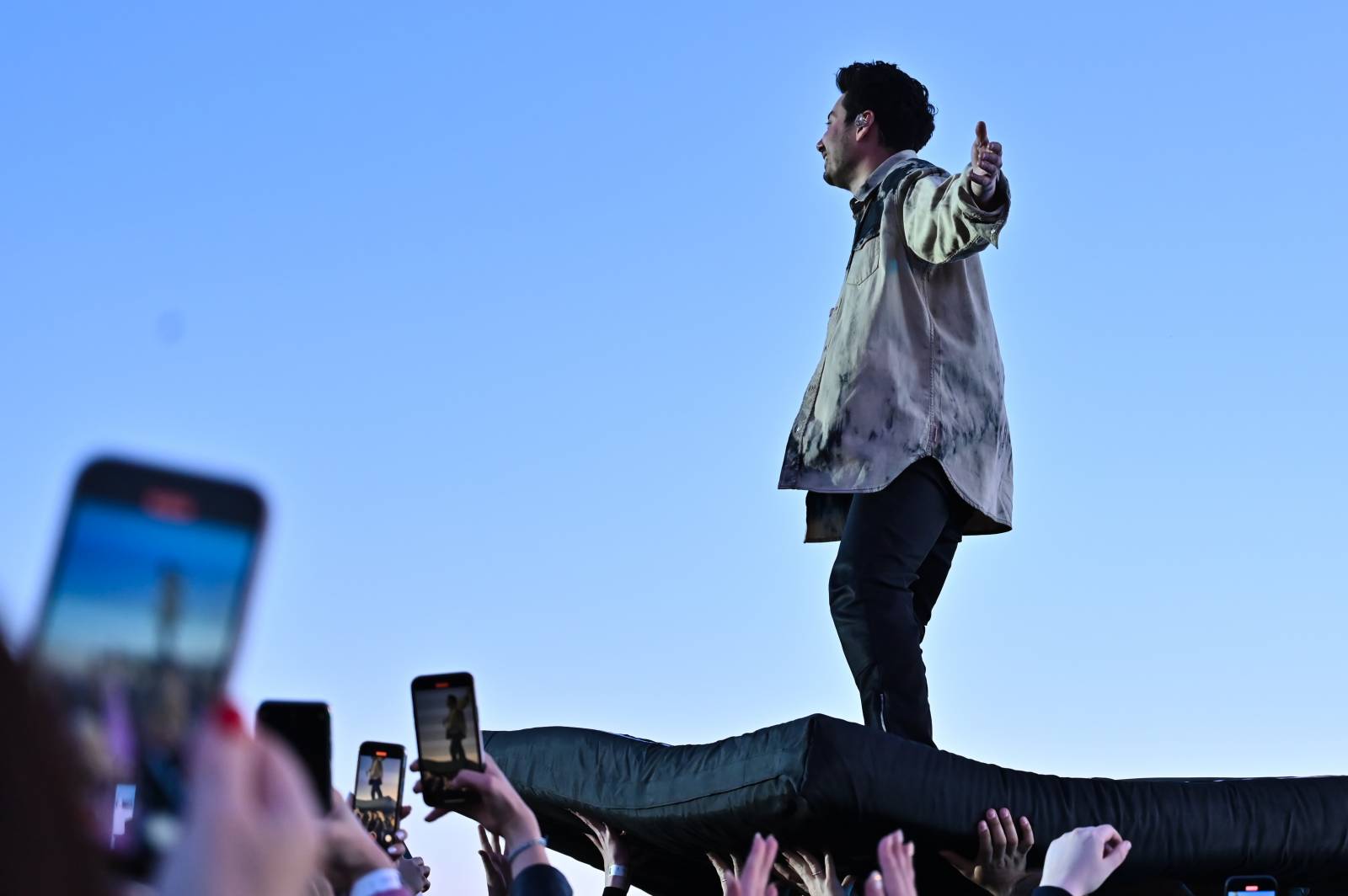 Pražský Majáles: Program uzavírali Chinaski, Mirai zpíval o dlouhých nohách šestnáctileté fanynky