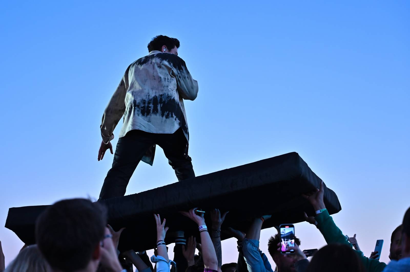 Pražský Majáles: Program uzavírali Chinaski, Mirai zpíval o dlouhých nohách šestnáctileté fanynky