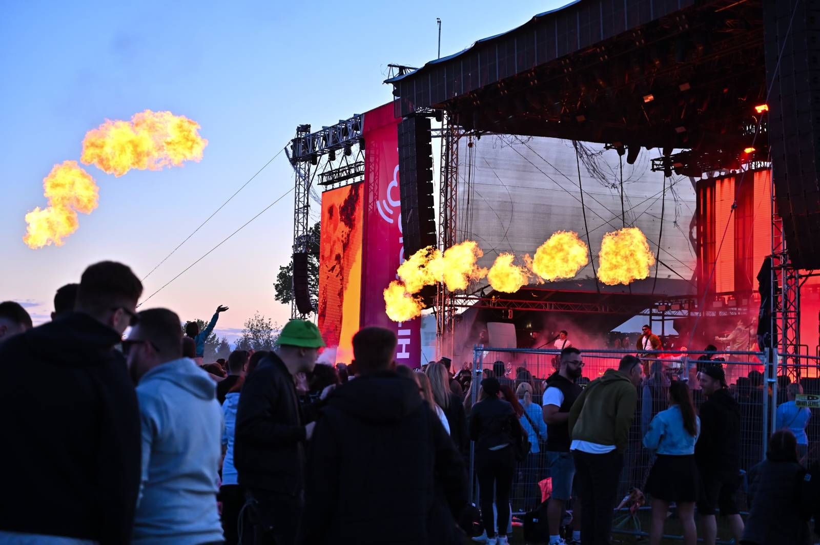 Pražský Majáles: Program uzavírali Chinaski, Mirai zpíval o dlouhých nohách šestnáctileté fanynky