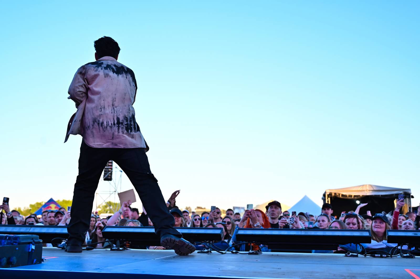 Pražský Majáles: Program uzavírali Chinaski, Mirai zpíval o dlouhých nohách šestnáctileté fanynky