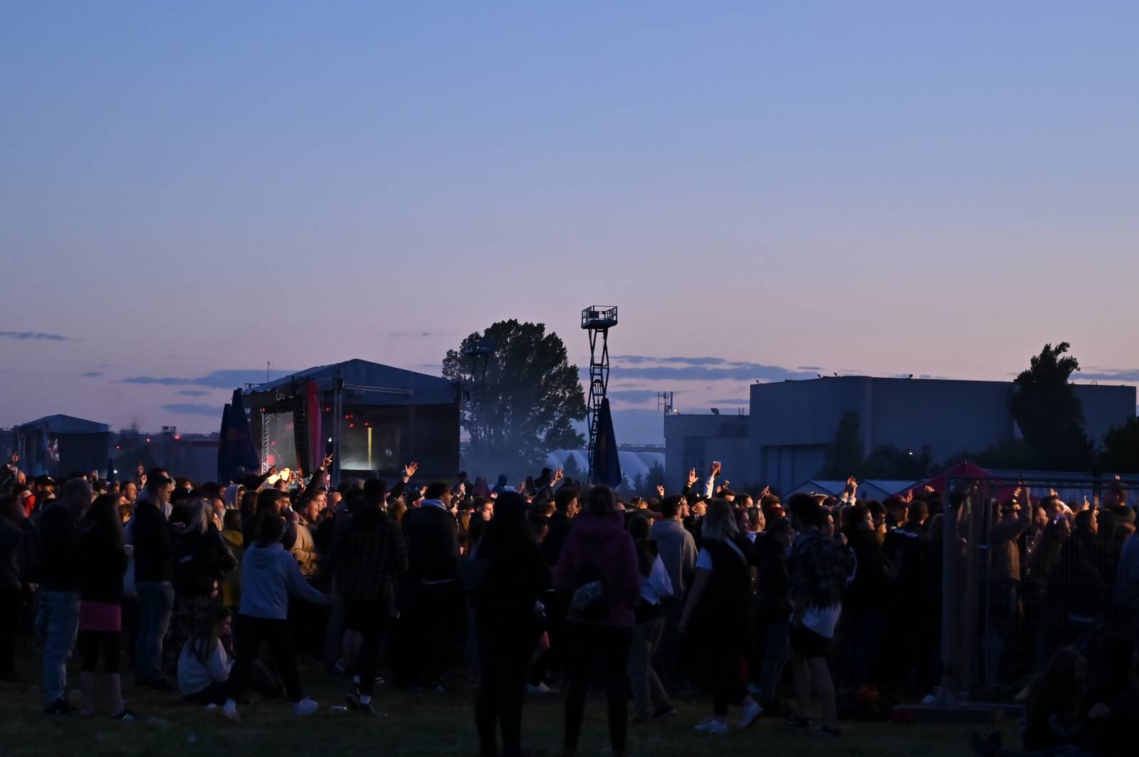 Pražský Majáles: Program uzavírali Chinaski, Mirai zpíval o dlouhých nohách šestnáctileté fanynky