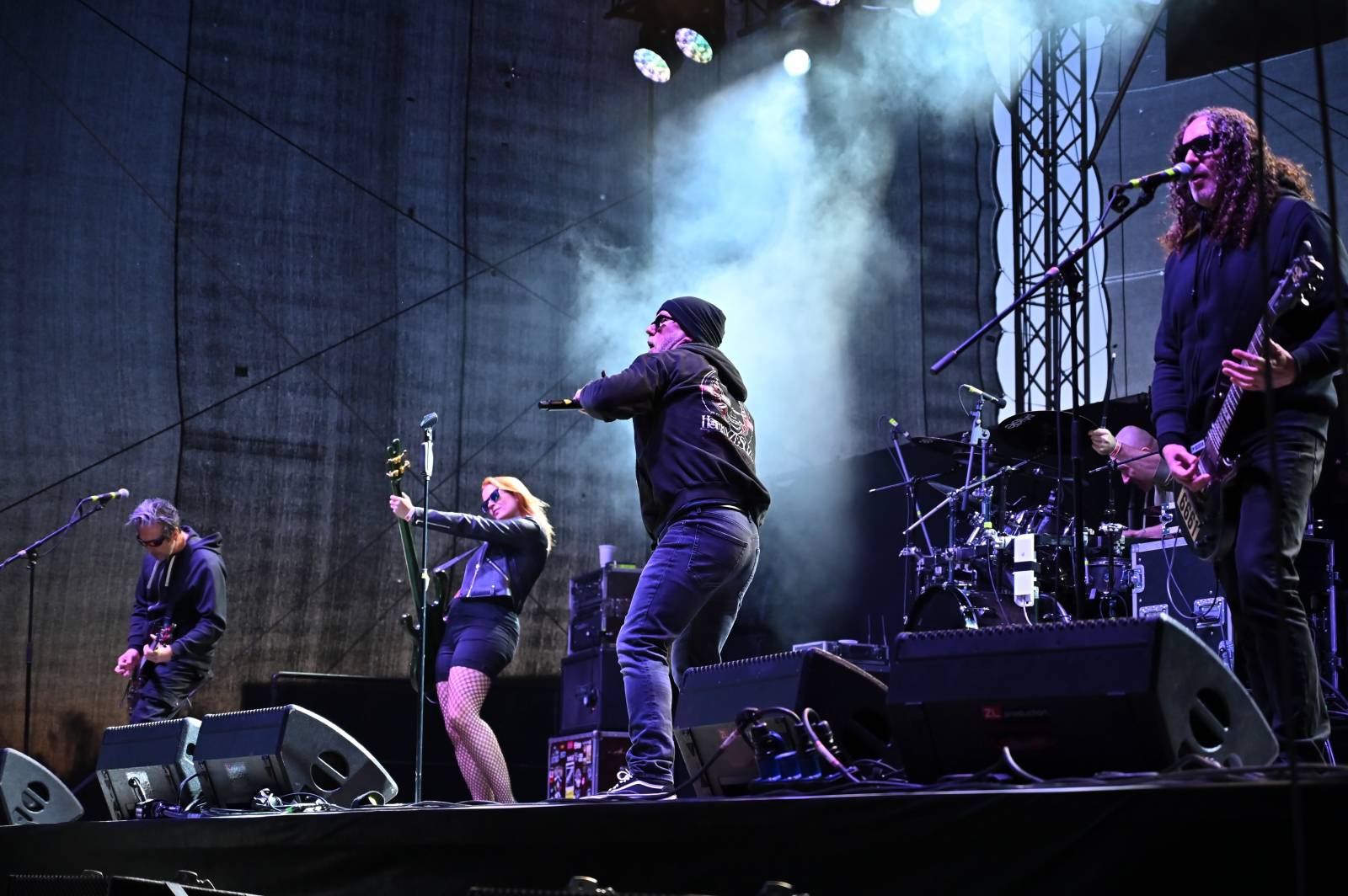 Pražský Majáles: Program uzavírali Chinaski, Mirai zpíval o dlouhých nohách šestnáctileté fanynky