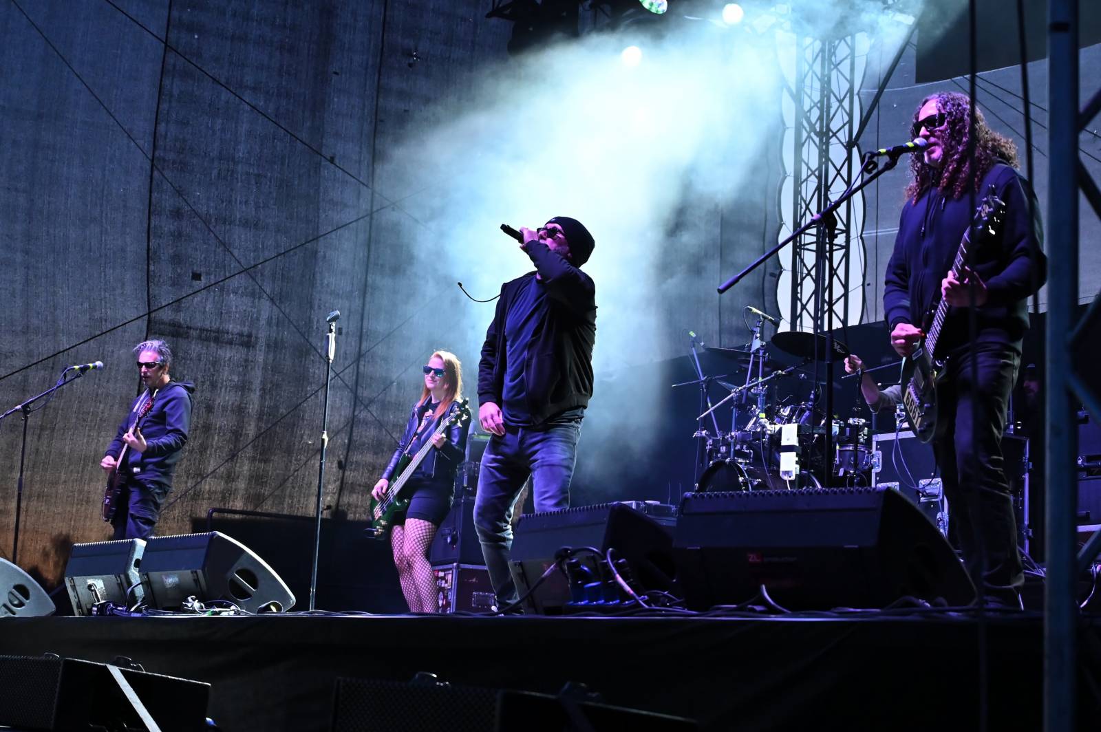 Pražský Majáles: Program uzavírali Chinaski, Mirai zpíval o dlouhých nohách šestnáctileté fanynky