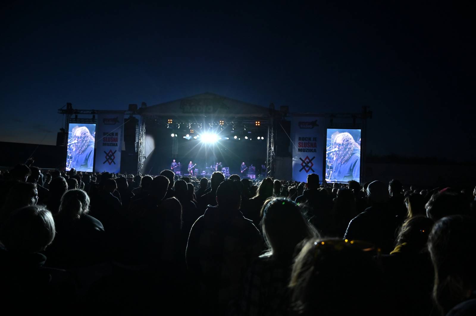 Pražský Majáles: Program uzavírali Chinaski, Mirai zpíval o dlouhých nohách šestnáctileté fanynky