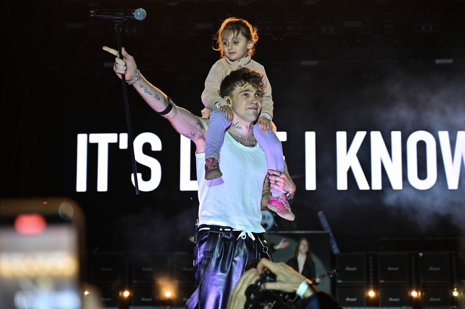 Pražský Majáles: Program uzavírali Chinaski, Mirai zpíval o dlouhých nohách šestnáctileté fanynky