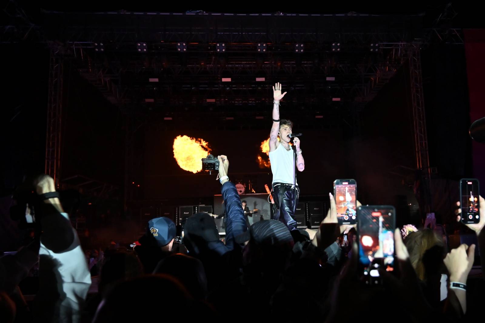 Pražský Majáles: Program uzavírali Chinaski, Mirai zpíval o dlouhých nohách šestnáctileté fanynky