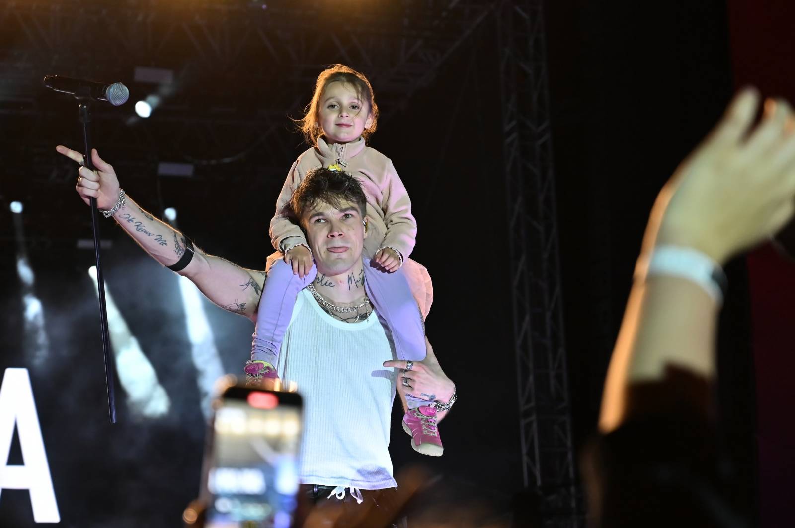 Pražský Majáles: Program uzavírali Chinaski, Mirai zpíval o dlouhých nohách šestnáctileté fanynky