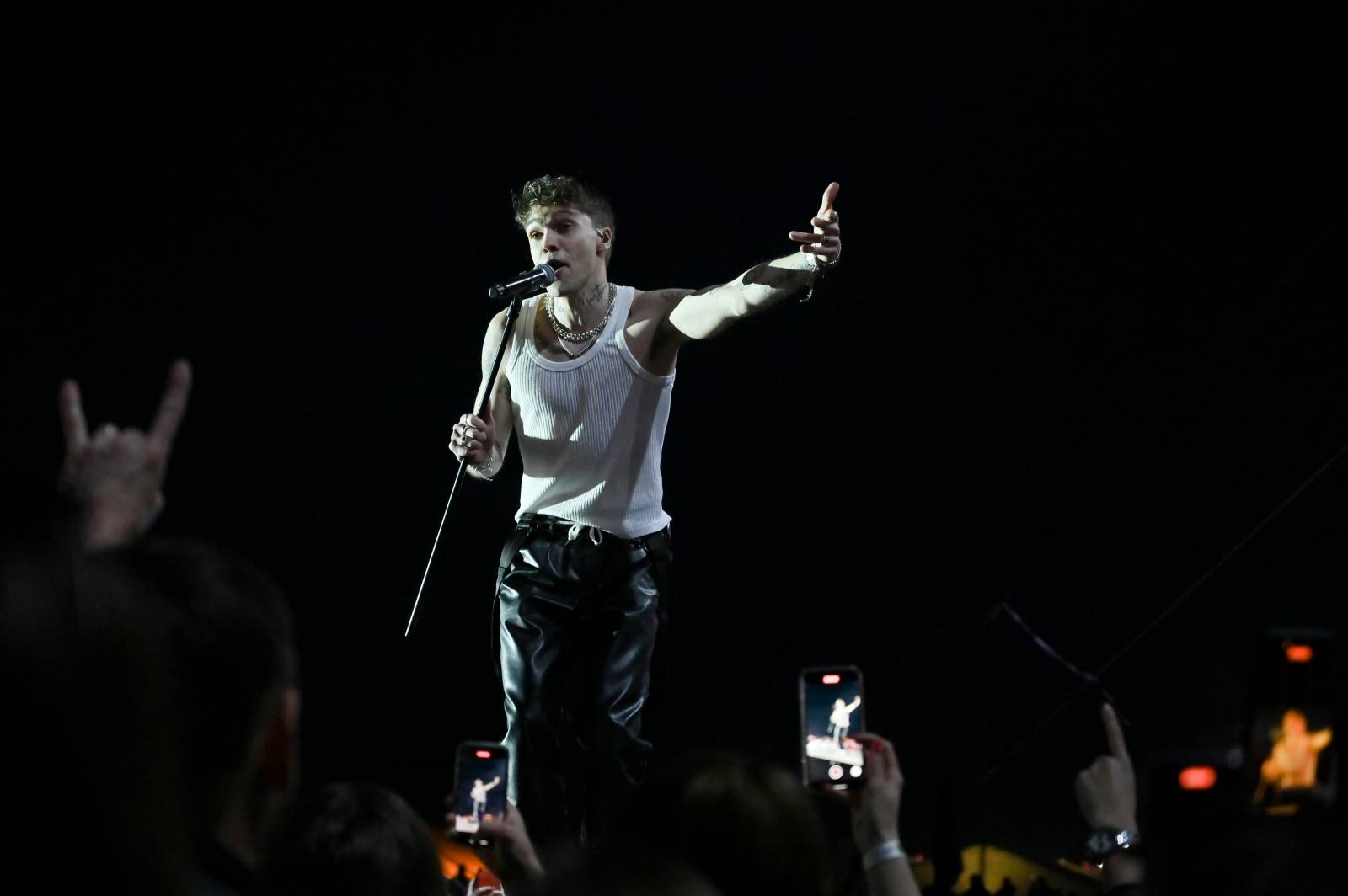 Pražský Majáles: Program uzavírali Chinaski, Mirai zpíval o dlouhých nohách šestnáctileté fanynky