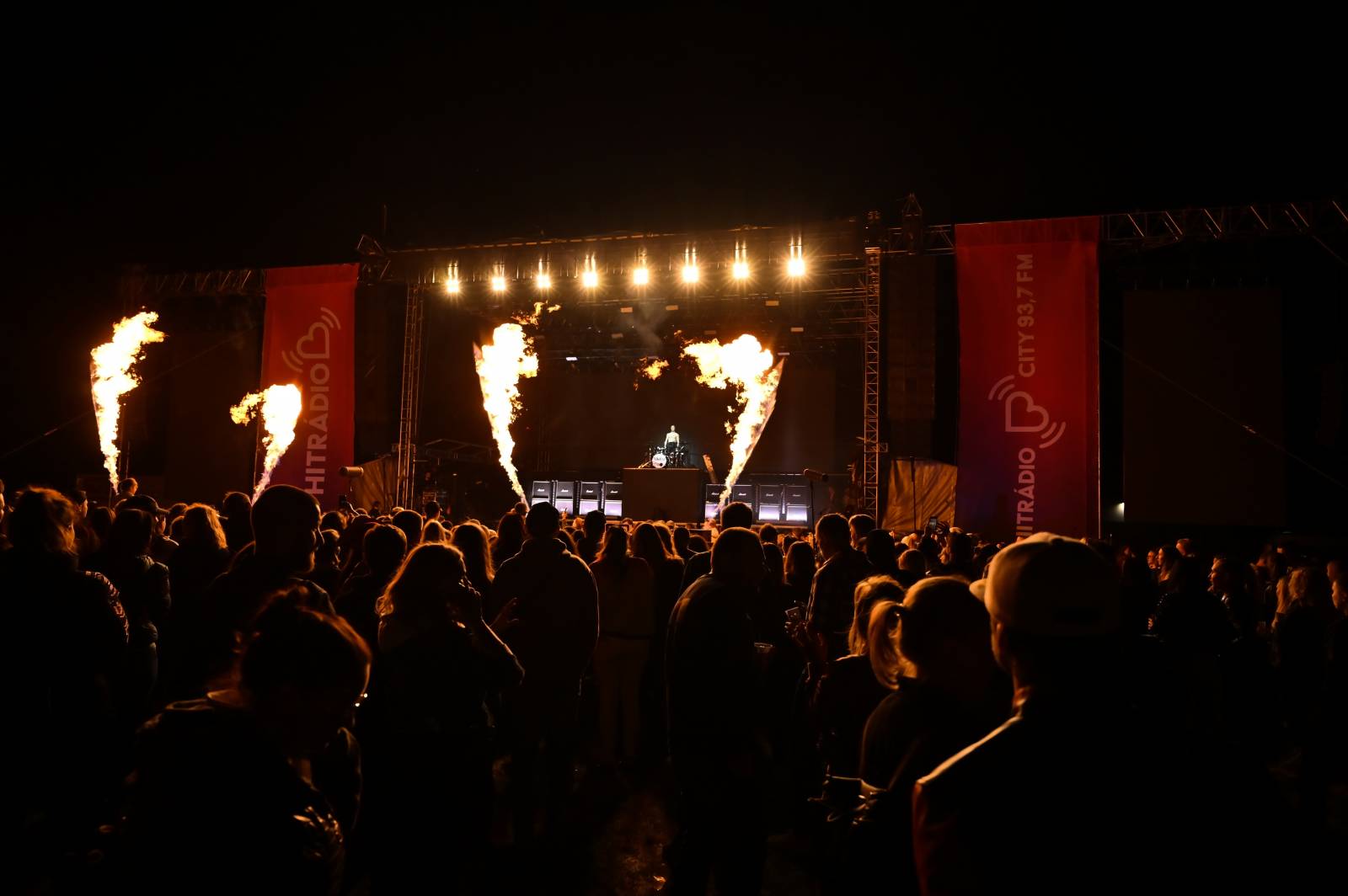 Pražský Majáles: Program uzavírali Chinaski, Mirai zpíval o dlouhých nohách šestnáctileté fanynky