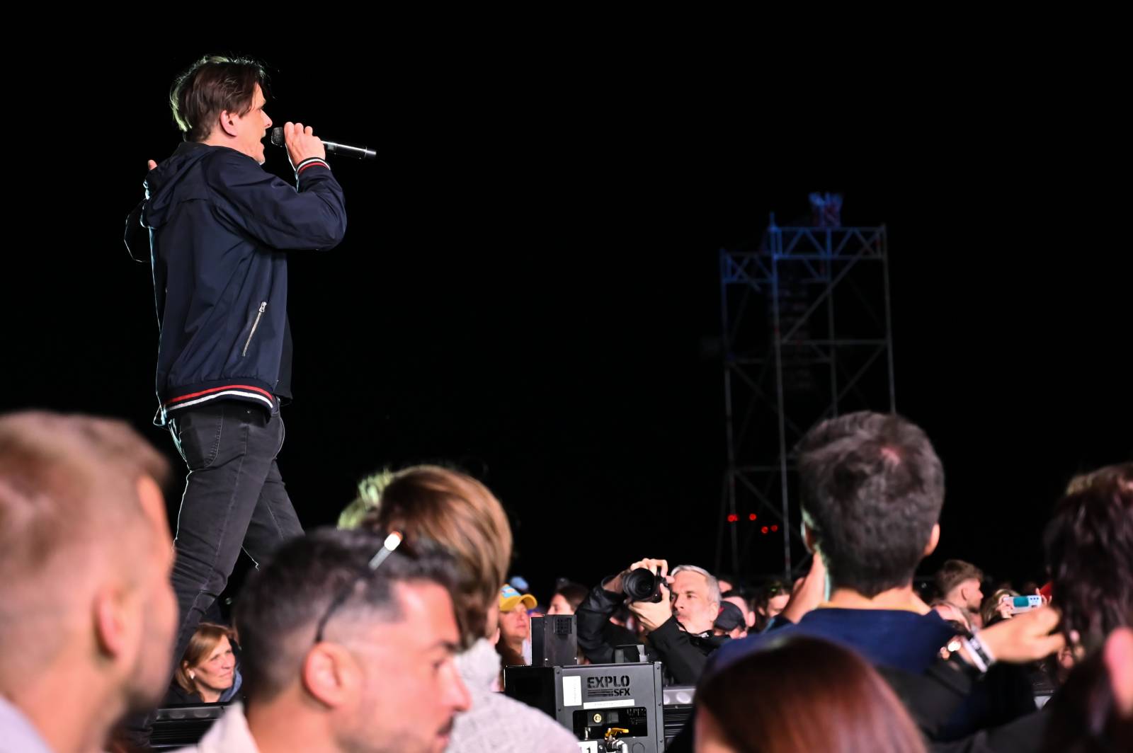 Pražský Majáles: Program uzavírali Chinaski, Mirai zpíval o dlouhých nohách šestnáctileté fanynky