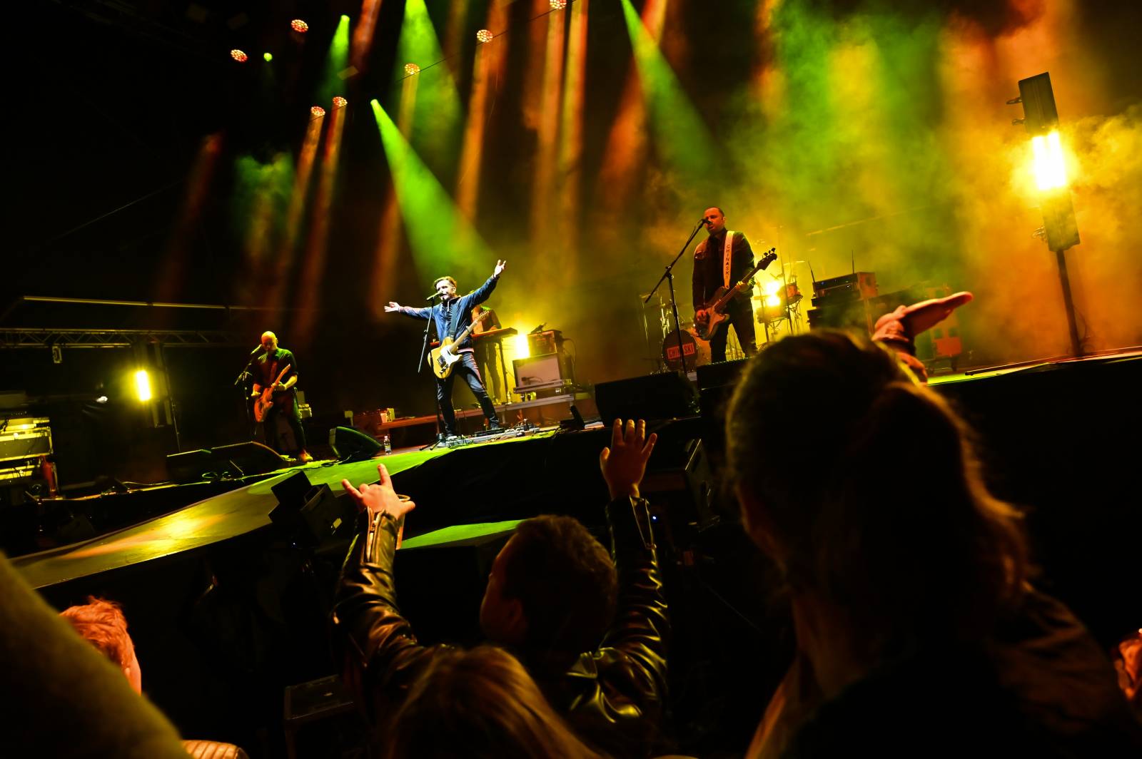 Pražský Majáles: Program uzavírali Chinaski, Mirai zpíval o dlouhých nohách šestnáctileté fanynky