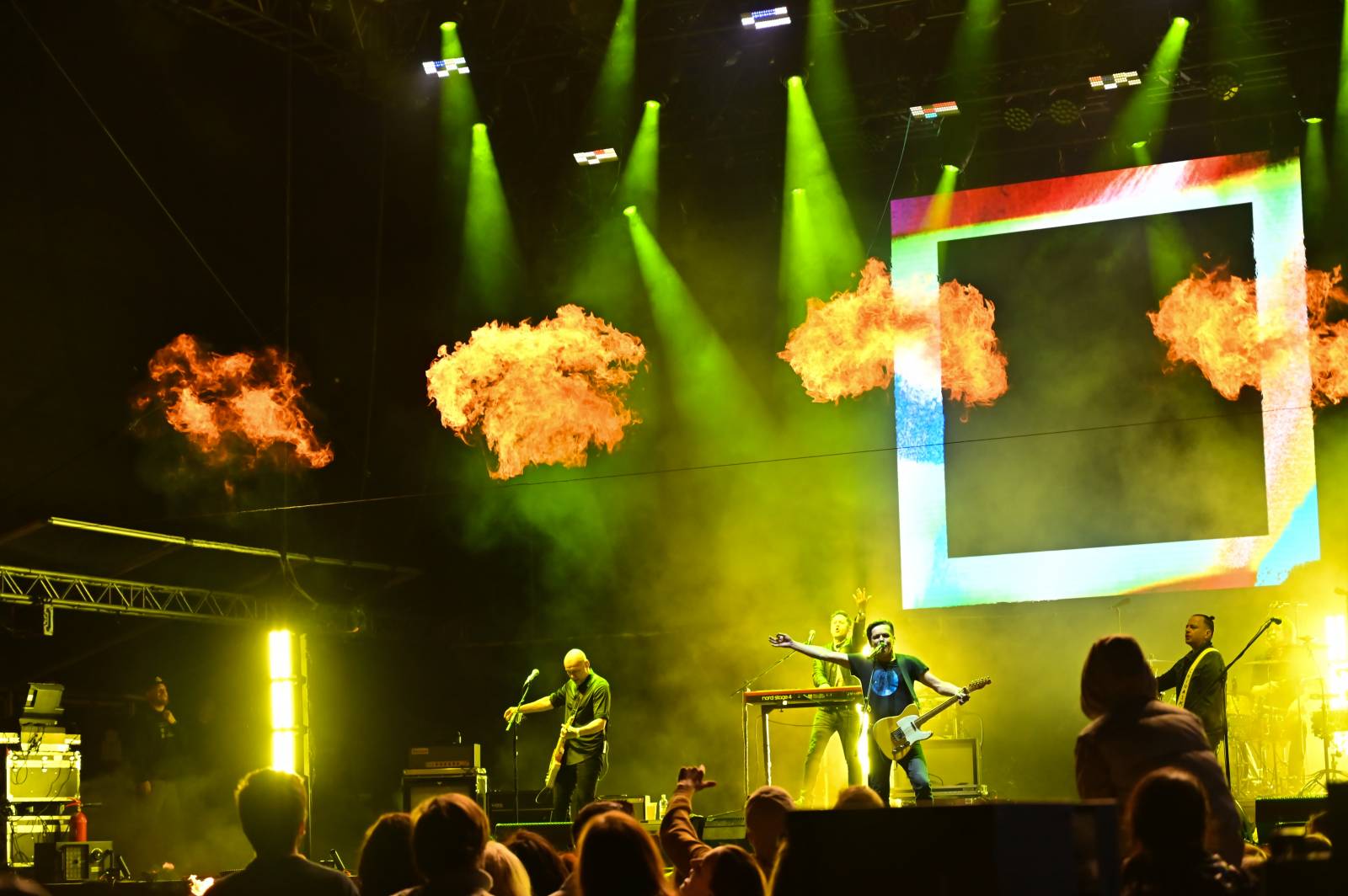 Pražský Majáles: Program uzavírali Chinaski, Mirai zpíval o dlouhých nohách šestnáctileté fanynky