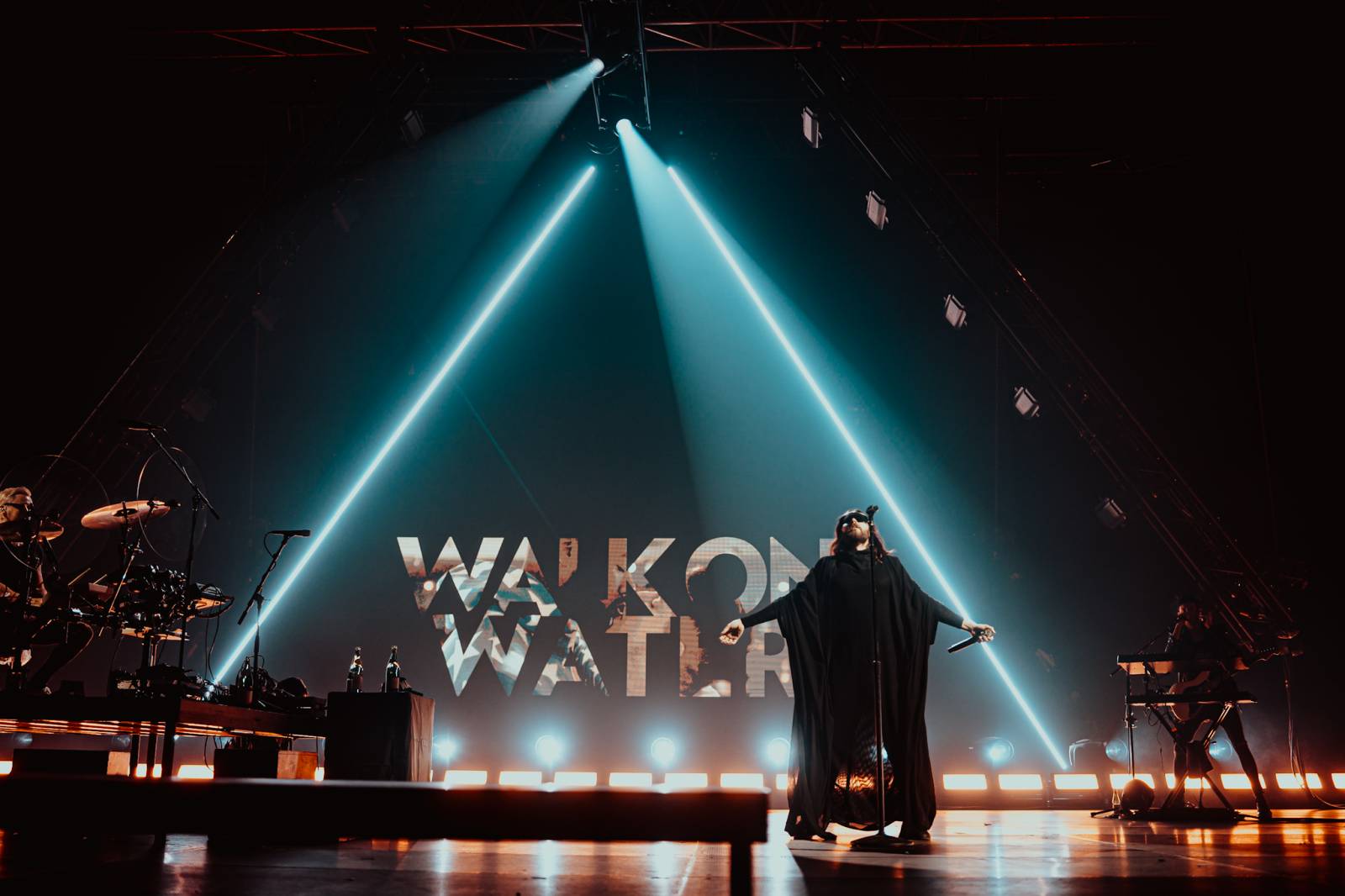 Jareda Leta svlékaly fanynky očima. Thirty Seconds To Mars se po šesti letech vrátili do Prahy