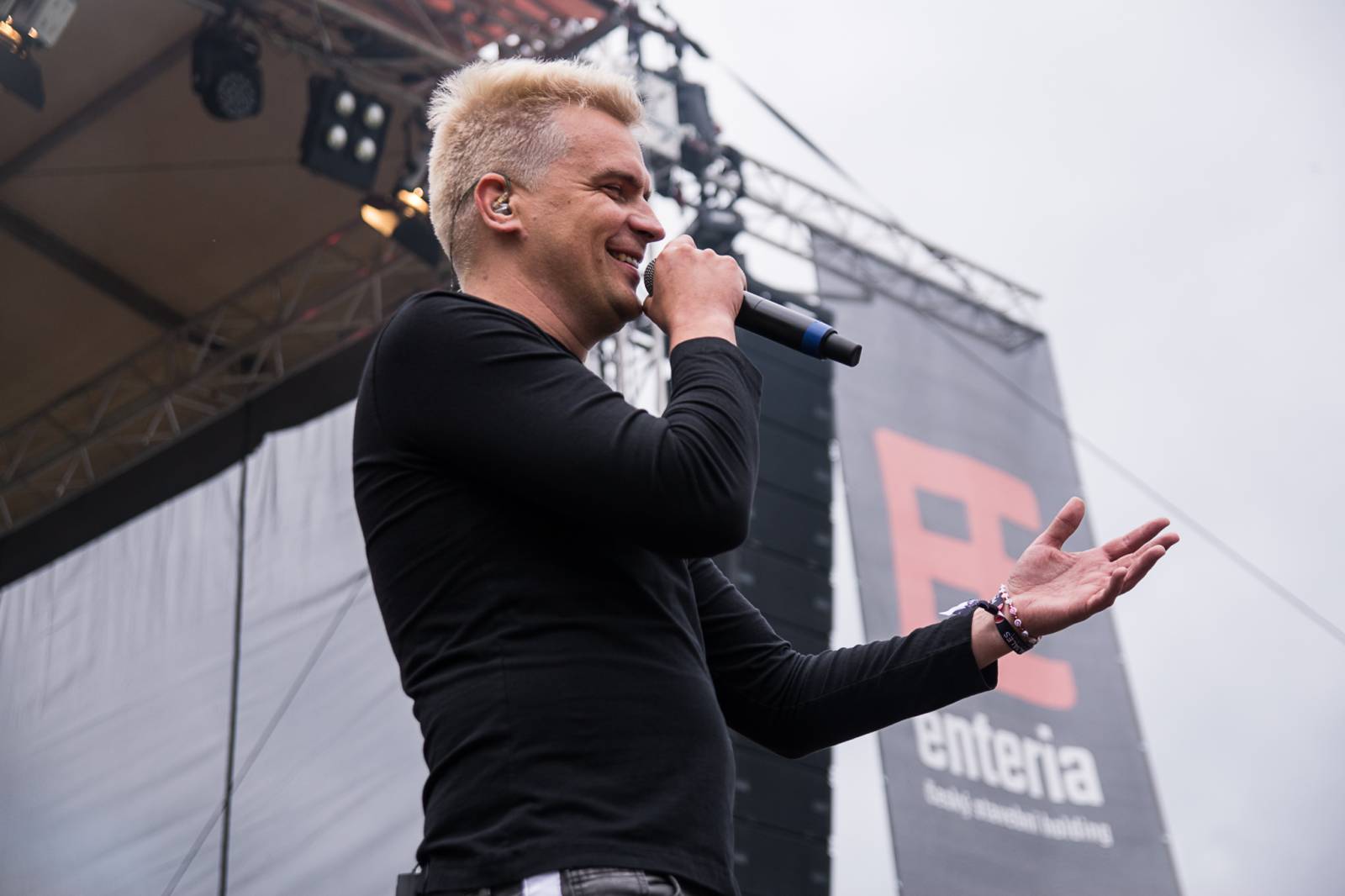 Rybičky 48 rozjely na pardubickém Majálesu ohňovou show, vystoupili také Mig 21, UDG a Jelen