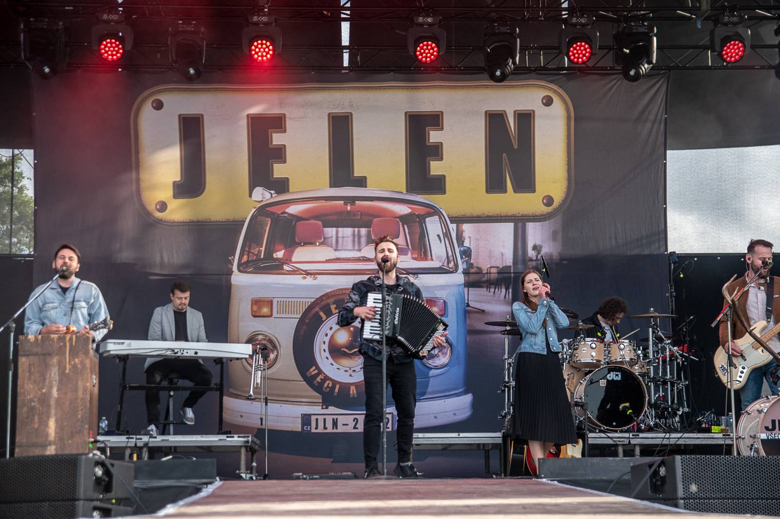 Rybičky 48 rozjely na pardubickém Majálesu ohňovou show, vystoupili také Mig 21, UDG a Jelen