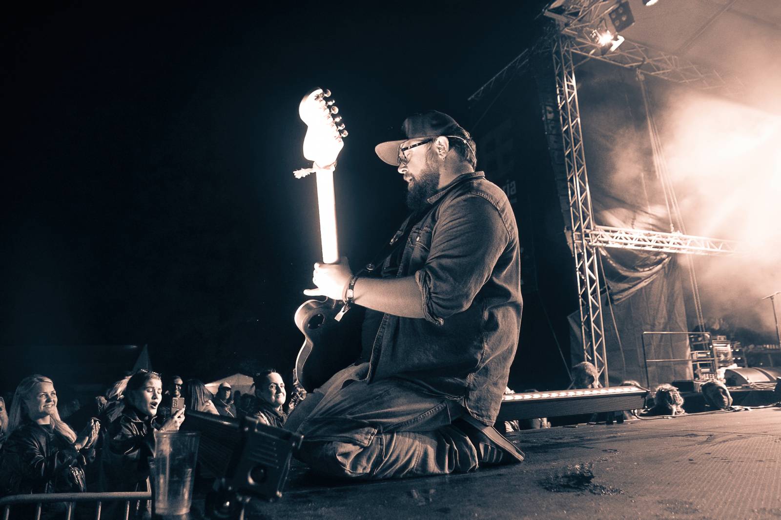 Rybičky 48 rozjely na pardubickém Majálesu ohňovou show, vystoupili také Mig 21, UDG a Jelen