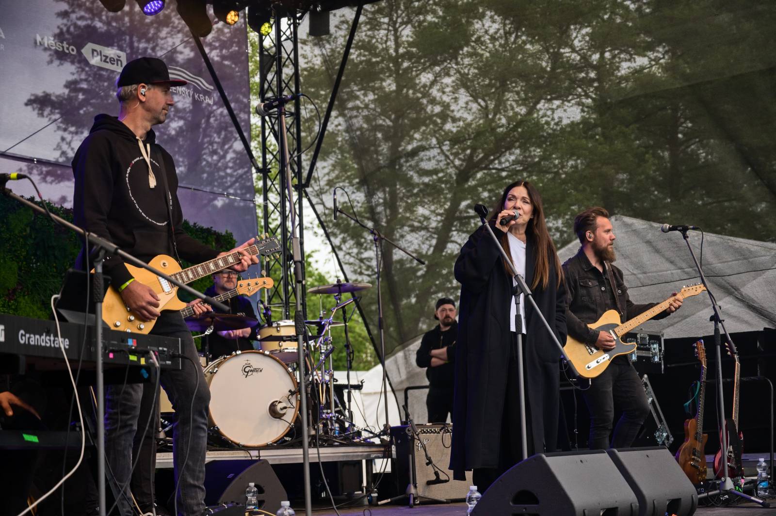 V Plzni se spojilo jídlo s hudbou. Zatímco Anna K. zpívala, Zdeněk Pohlreich rozjel svou kuchařskou show