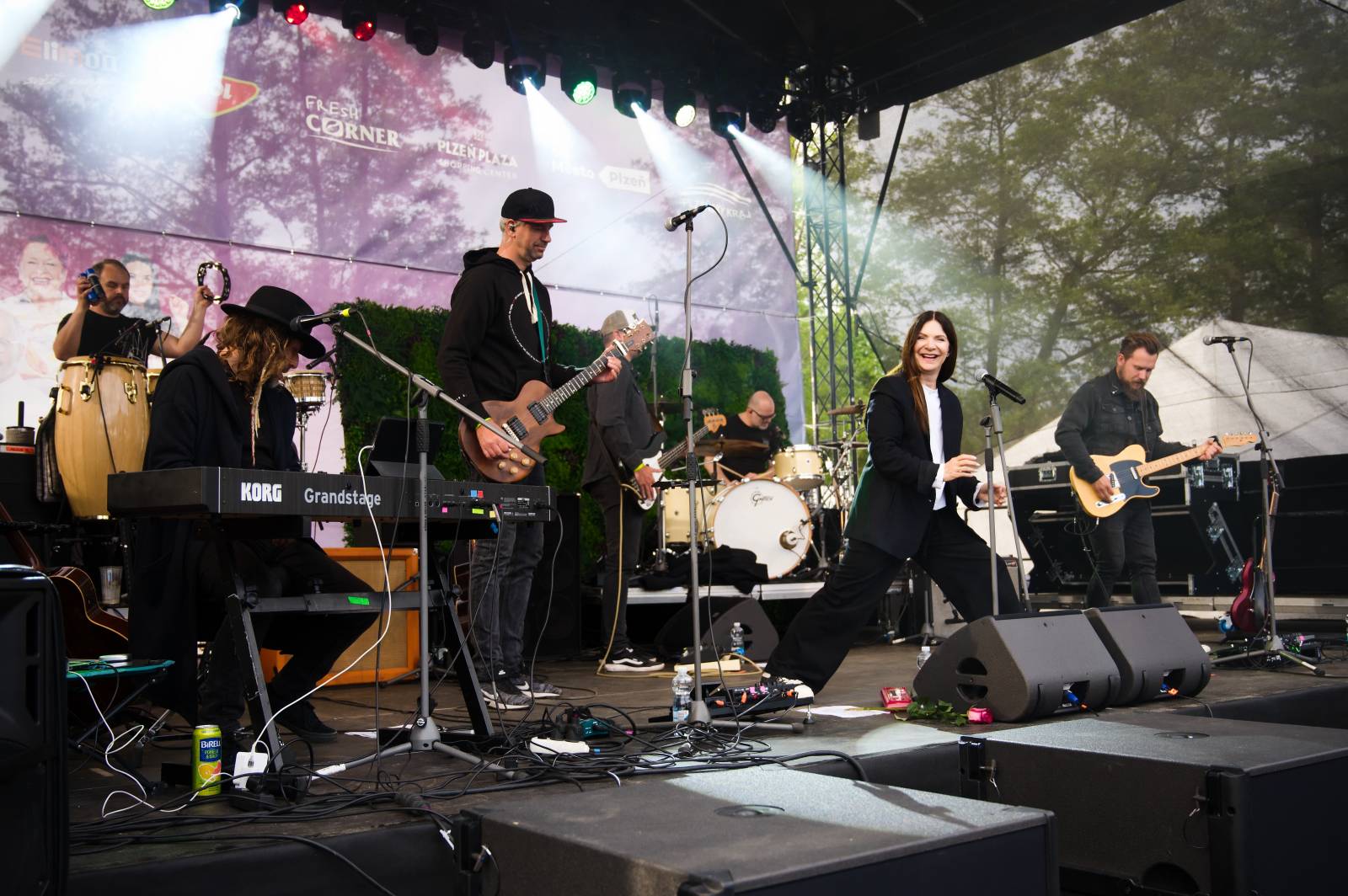 V Plzni se spojilo jídlo s hudbou. Zatímco Anna K. zpívala, Zdeněk Pohlreich rozjel svou kuchařskou show