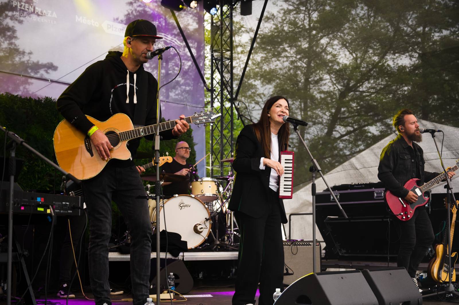 V Plzni se spojilo jídlo s hudbou. Zatímco Anna K. zpívala, Zdeněk Pohlreich rozjel svou kuchařskou show