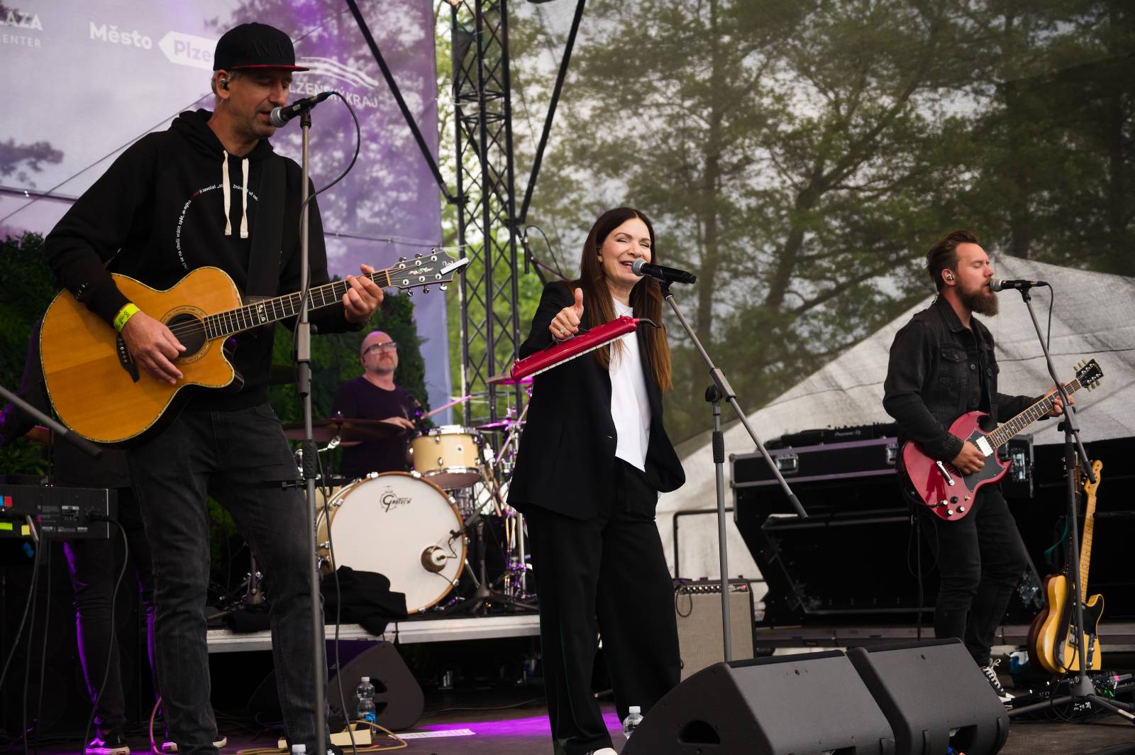 V Plzni se spojilo jídlo s hudbou. Zatímco Anna K. zpívala, Zdeněk Pohlreich rozjel svou kuchařskou show