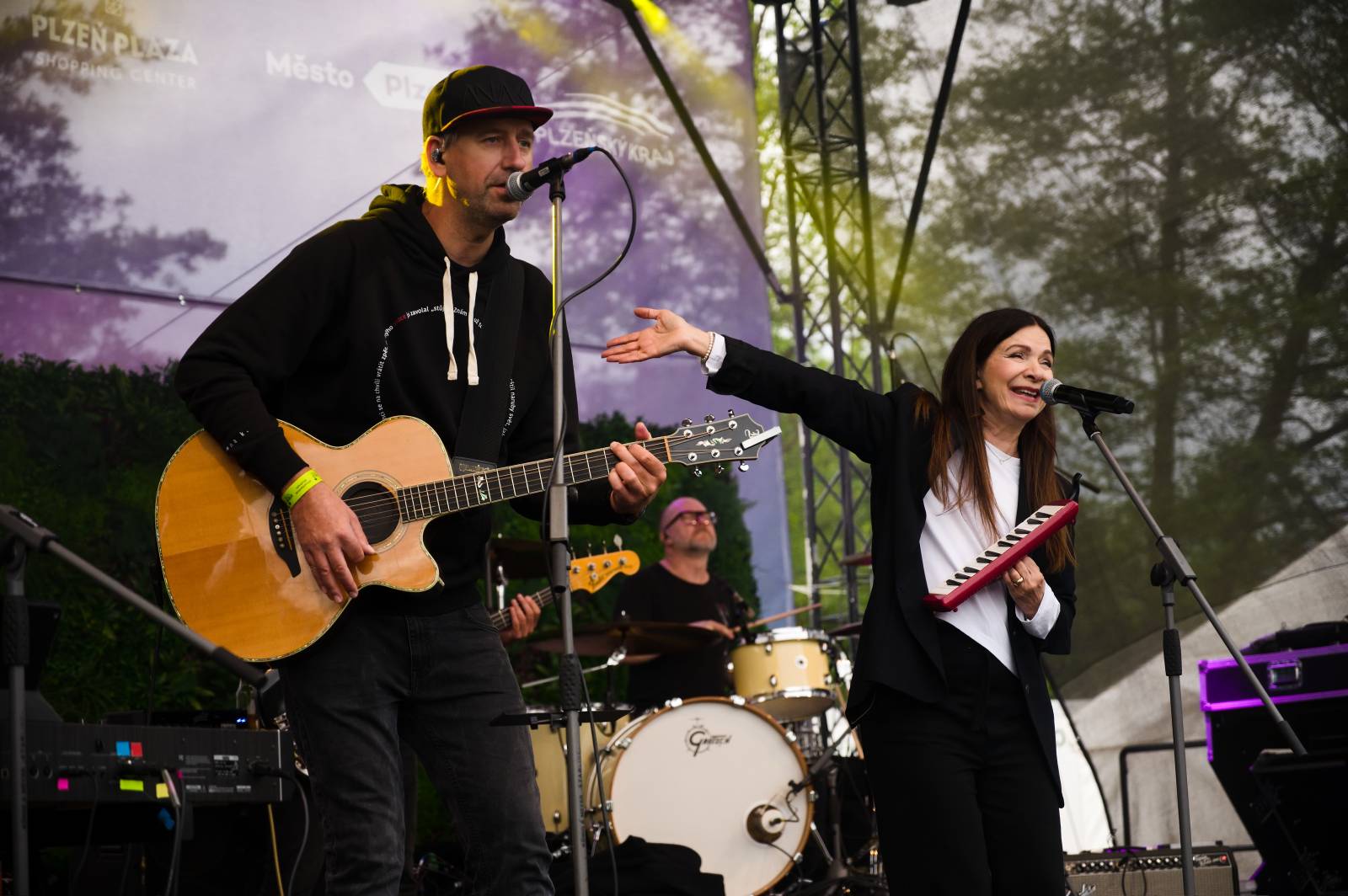 V Plzni se spojilo jídlo s hudbou. Zatímco Anna K. zpívala, Zdeněk Pohlreich rozjel svou kuchařskou show