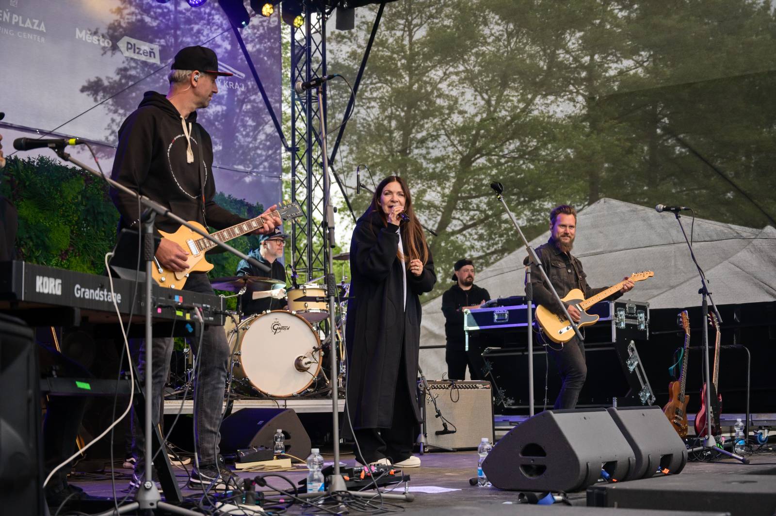 V Plzni se spojilo jídlo s hudbou. Zatímco Anna K. zpívala, Zdeněk Pohlreich rozjel svou kuchařskou show