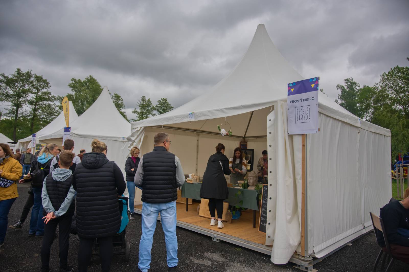 V Plzni se spojilo jídlo s hudbou. Zatímco Anna K. zpívala, Zdeněk Pohlreich rozjel svou kuchařskou show