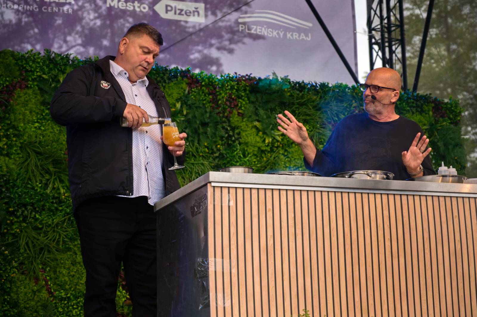 V Plzni se spojilo jídlo s hudbou. Zatímco Anna K. zpívala, Zdeněk Pohlreich rozjel svou kuchařskou show