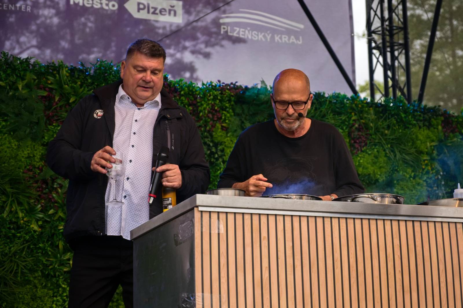 V Plzni se spojilo jídlo s hudbou. Zatímco Anna K. zpívala, Zdeněk Pohlreich rozjel svou kuchařskou show