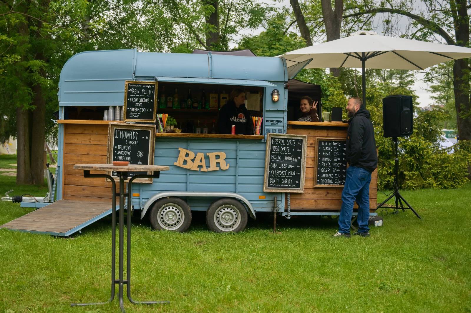 V Plzni se spojilo jídlo s hudbou. Zatímco Anna K. zpívala, Zdeněk Pohlreich rozjel svou kuchařskou show