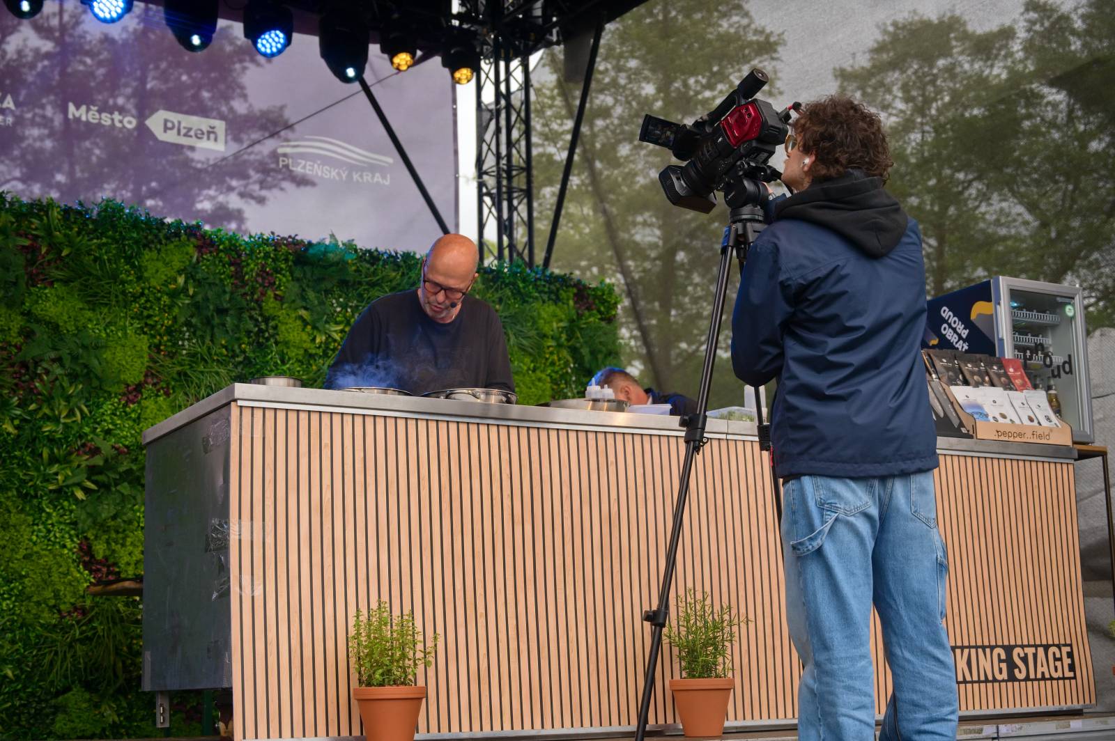 V Plzni se spojilo jídlo s hudbou. Zatímco Anna K. zpívala, Zdeněk Pohlreich rozjel svou kuchařskou show