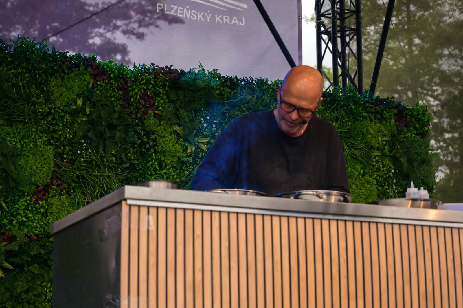 V Plzni se spojilo jídlo s hudbou. Zatímco Anna K. zpívala, Zdeněk Pohlreich rozjel svou kuchařskou show