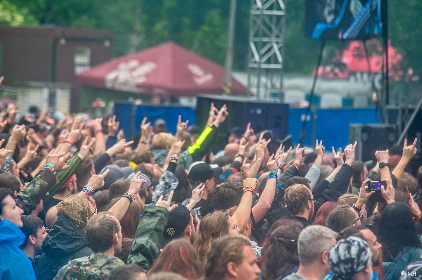 Metaloví fanoušci nejsou z cukru, v Plzni je neodradil ani déšť. Zahráli jim Tarja s Markem Hietalem, Sonata Arctica i Septicflesh