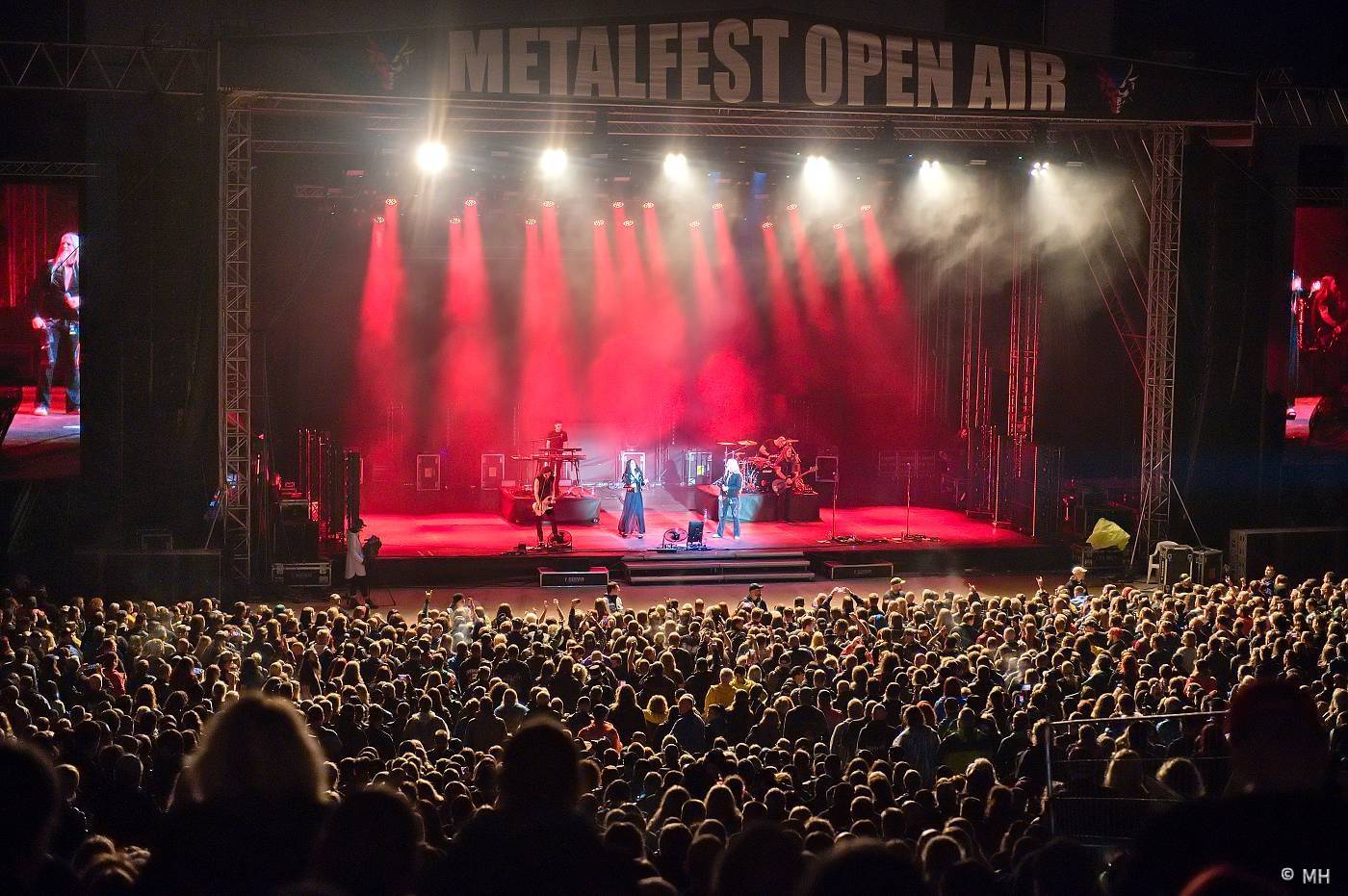 Metaloví fanoušci nejsou z cukru, v Plzni je neodradil ani déšť. Zahráli jim Tarja s Markem Hietalem, Sonata Arctica i Septicflesh