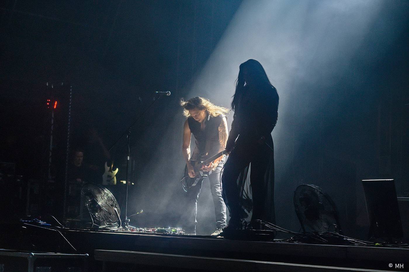 Metaloví fanoušci nejsou z cukru, v Plzni je neodradil ani déšť. Zahráli jim Tarja s Markem Hietalem, Sonata Arctica i Septicflesh