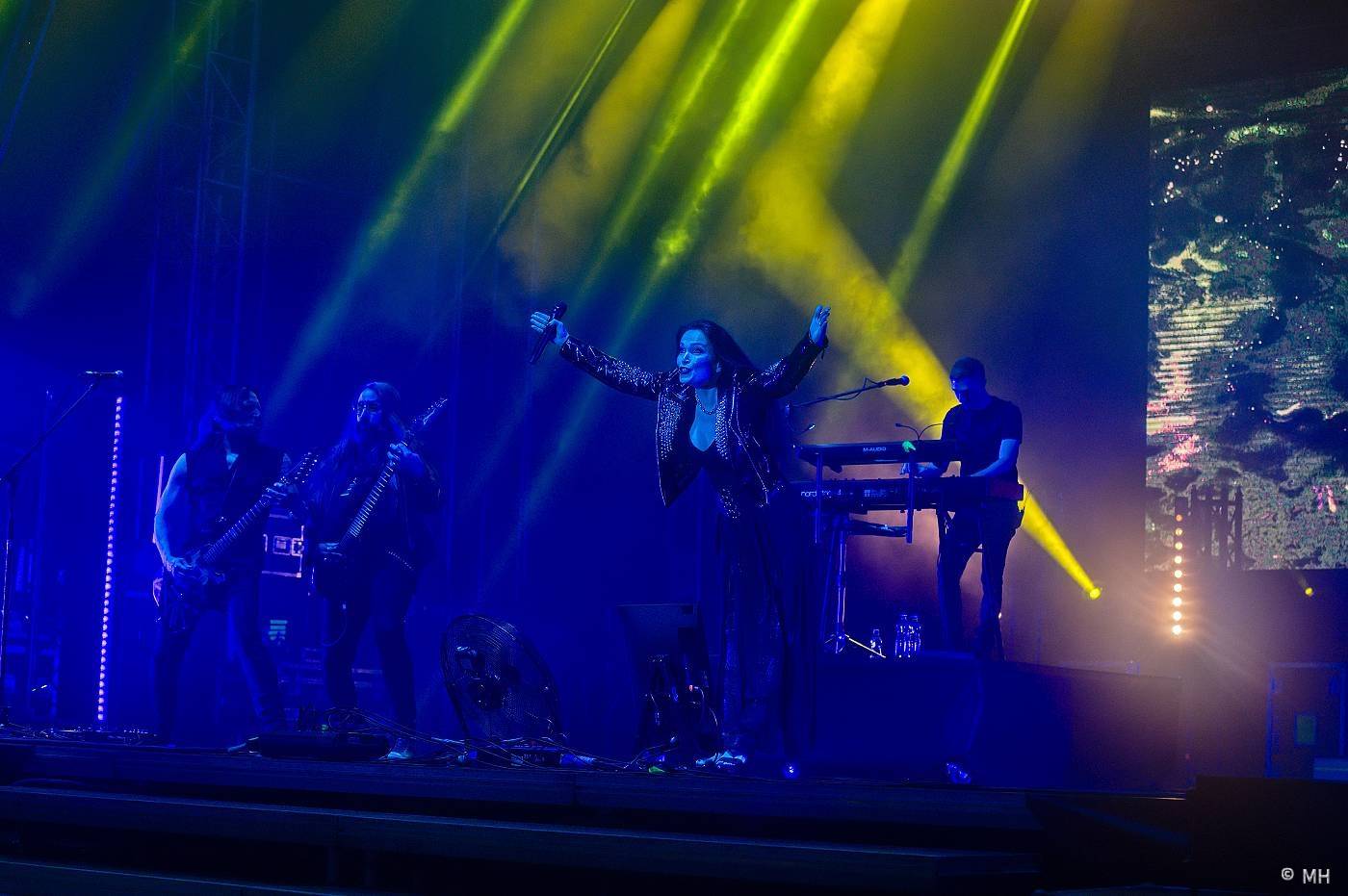 Metaloví fanoušci nejsou z cukru, v Plzni je neodradil ani déšť. Zahráli jim Tarja s Markem Hietalem, Sonata Arctica i Septicflesh