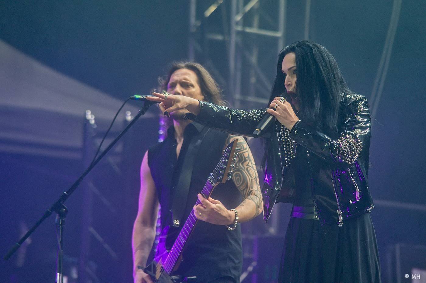 Metaloví fanoušci nejsou z cukru, v Plzni je neodradil ani déšť. Zahráli jim Tarja s Markem Hietalem, Sonata Arctica i Septicflesh