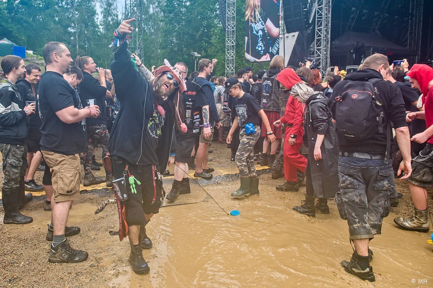 Metalfest zakončili ohňovou show Dimmu Borgir. S deštěm se fanoušci vypořádali po svém