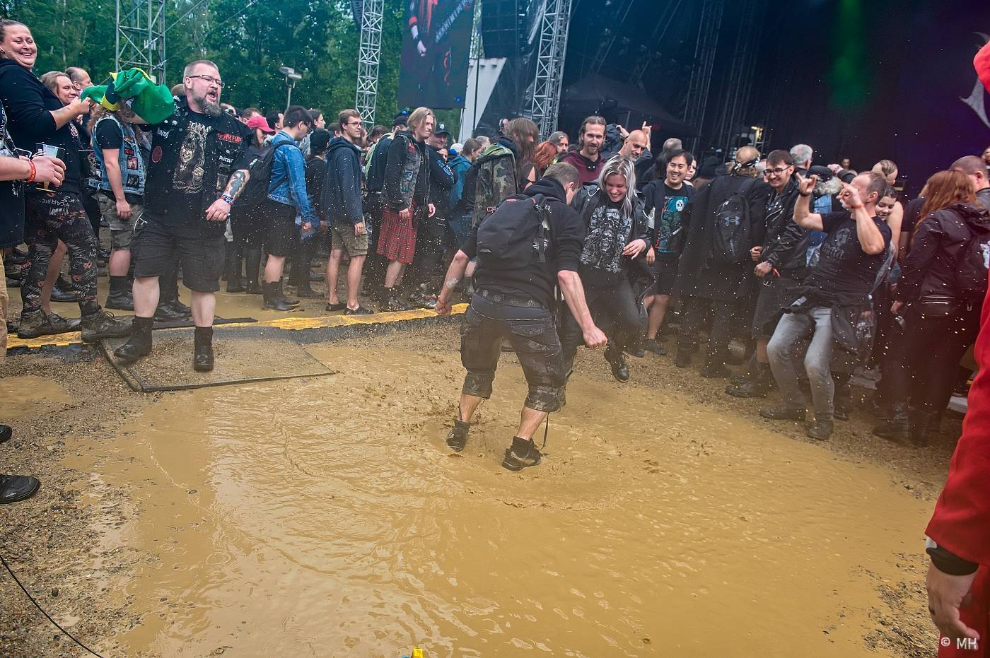 Metalfest zakončili ohňovou show Dimmu Borgir. S deštěm se fanoušci vypořádali po svém