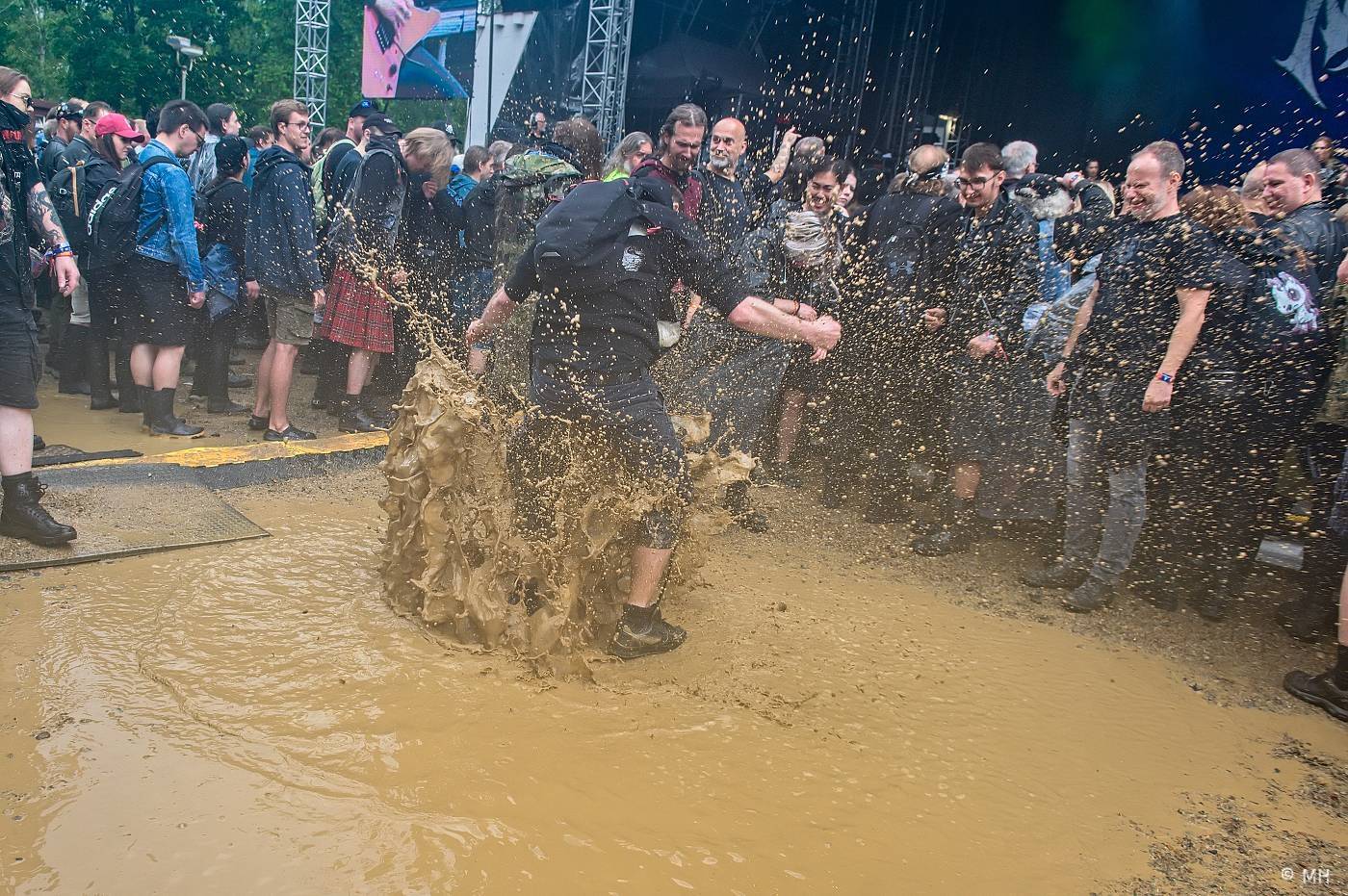 Metalfest zakončili ohňovou show Dimmu Borgir. S deštěm se fanoušci vypořádali po svém