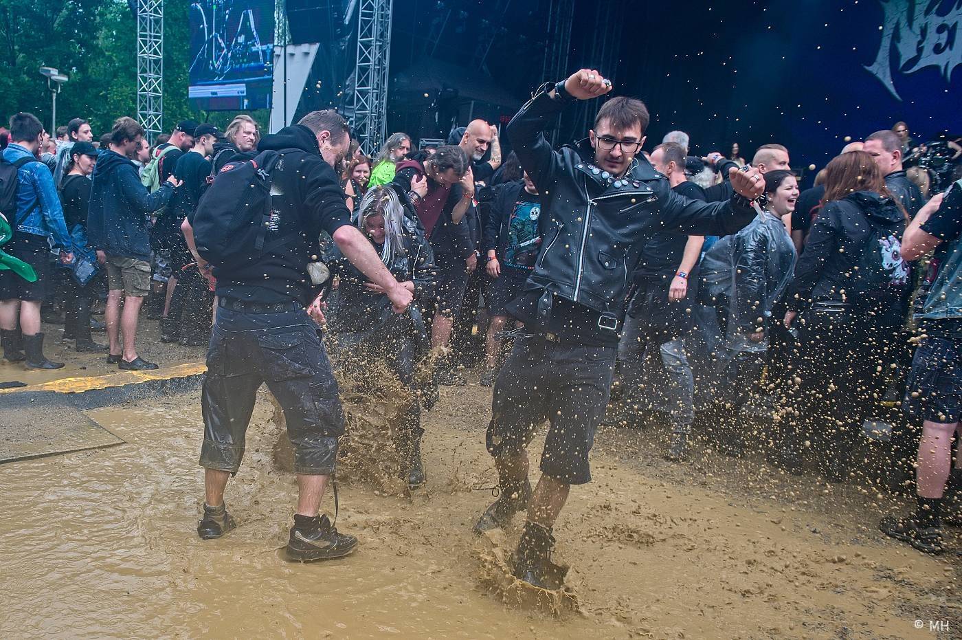 Metalfest zakončili ohňovou show Dimmu Borgir. S deštěm se fanoušci vypořádali po svém