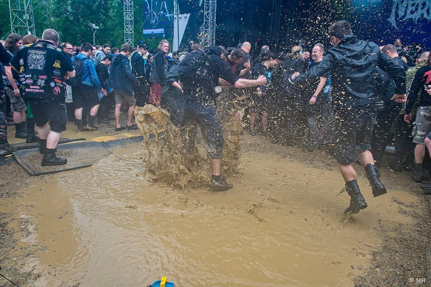 Metalfest zakončili ohňovou show Dimmu Borgir. S deštěm se fanoušci vypořádali po svém