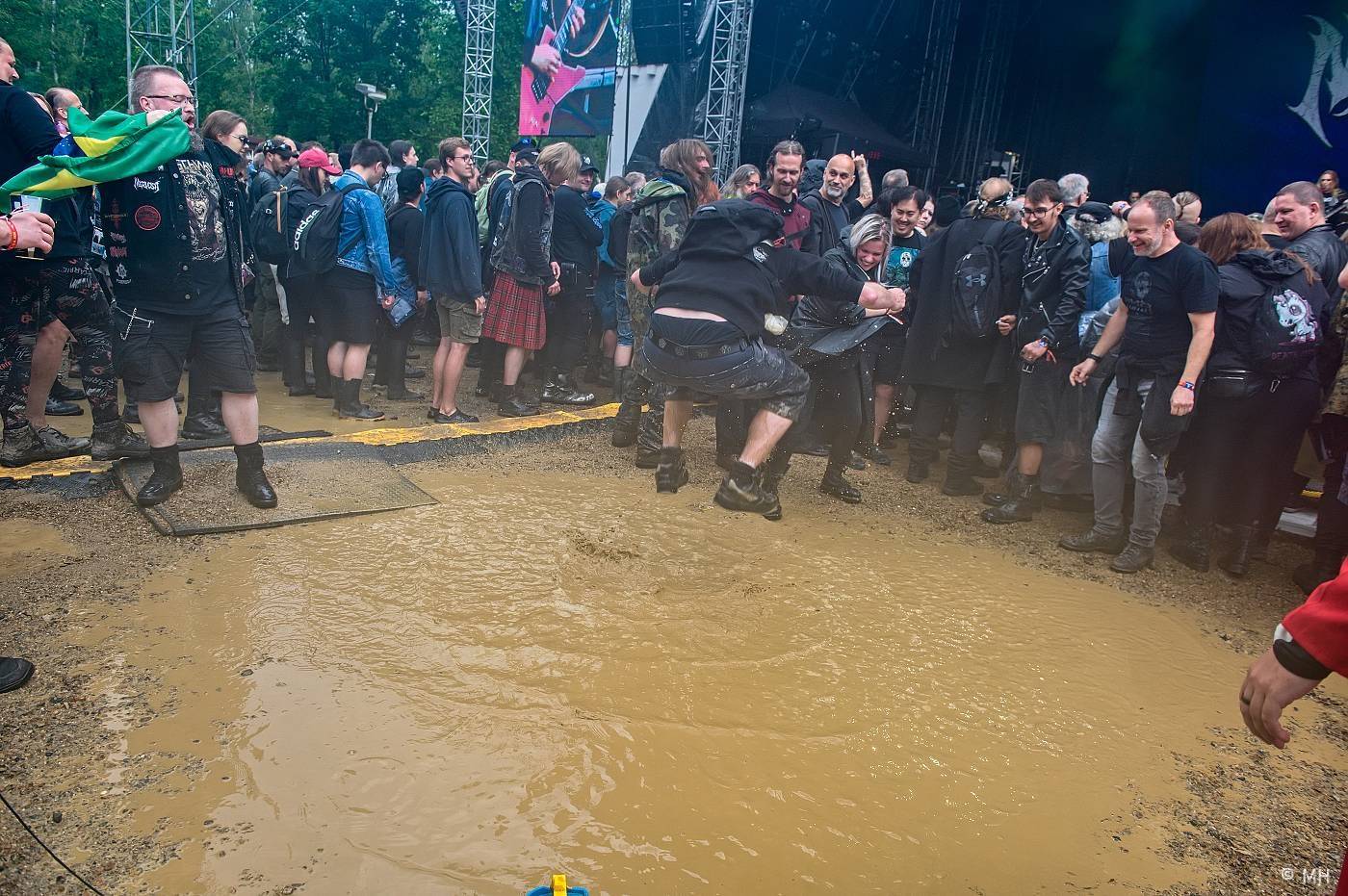Metalfest zakončili ohňovou show Dimmu Borgir. S deštěm se fanoušci vypořádali po svém