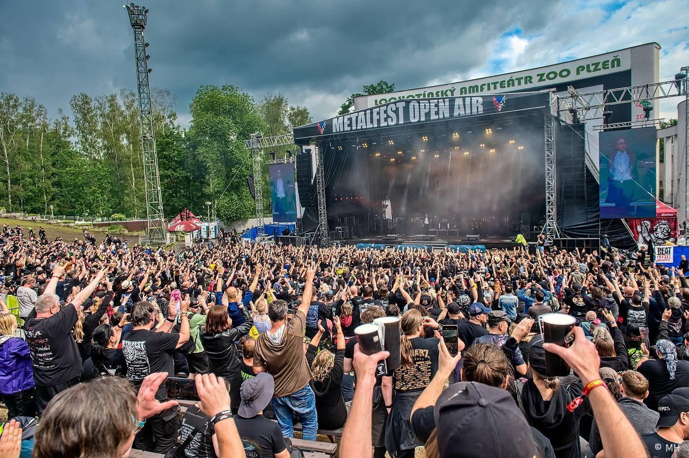 Metalfest zakončili ohňovou show Dimmu Borgir. S deštěm se fanoušci vypořádali po svém