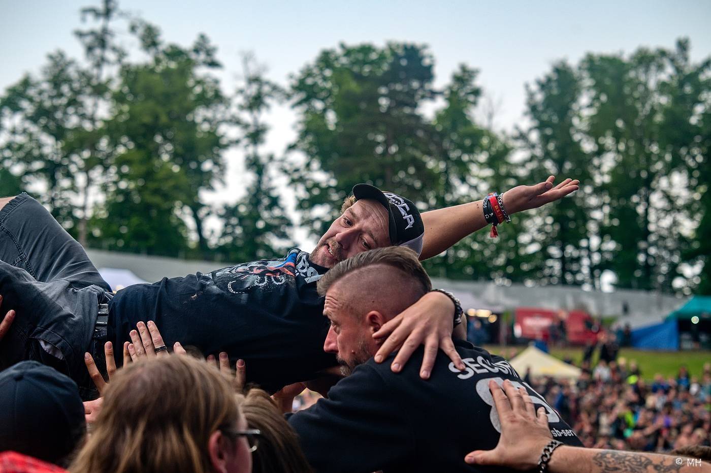 Metalfest zakončili ohňovou show Dimmu Borgir. S deštěm se fanoušci vypořádali po svém