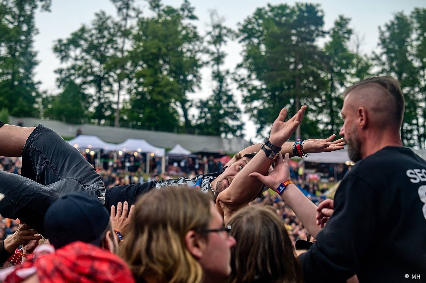 Metalfest zakončili ohňovou show Dimmu Borgir. S deštěm se fanoušci vypořádali po svém