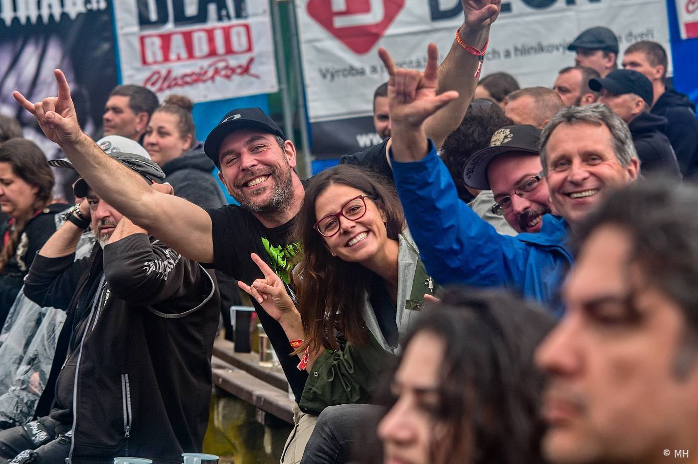 Metalfest zakončili ohňovou show Dimmu Borgir. S deštěm se fanoušci vypořádali po svém